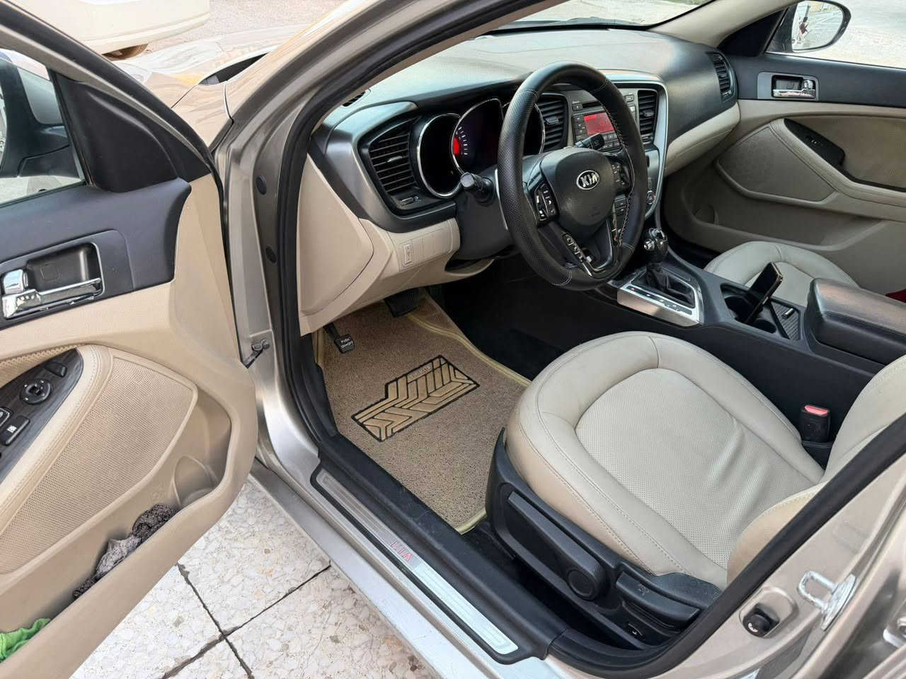 السلام عليكم : كيا اوبتيما 2014 شركه الدوليه ماشيه 105 الف جديده السياره ومابيهه اي نقص كامله /مواصفات السياره /بصمه/محرك 2400/ كامره/حساسات/جلد/وباقي المواصفات معروفه السعر المطلوب 126 ورقه وبيهه مجال جدا بسيط للاستفسار على الرقم ***********4
ملاحظه السياره بيهه صبغ جاملغ امامي ودعاميه
