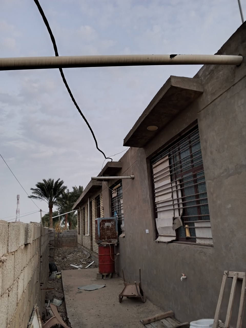 السلام عليكم
دونم للبيع مساحة 2500 م واجهة 34 نزال 80 
عبور الجسر الفرنسي عل شارع العام مدفون ويا الشارع العام 
متكون من ثالث دور 
الأول مساحة 200 واجهة 13 كاملل مقفل 
والثاني 140 م هيكل مقفل شبابيك 
الثالث 140 م هيكل مقفل شبابيك 
ومضيف مساحة 13 م عرض 5 م وخدماته معزوالة 
وحديقة مساحة 1000 م مشجرة نخل وكابرس 
ومساحة كدام البيوت 600 مساحة مصبوبة 
وا ممر داير ميدور البناء 
بناء حديث كلة طابوك وصب كونكريت 
وا جاري العمل على السايد الثاني ول ماء الئبي 
قيد الانشاء موقع تجاري
الاستفسار الاتصال : ***********
