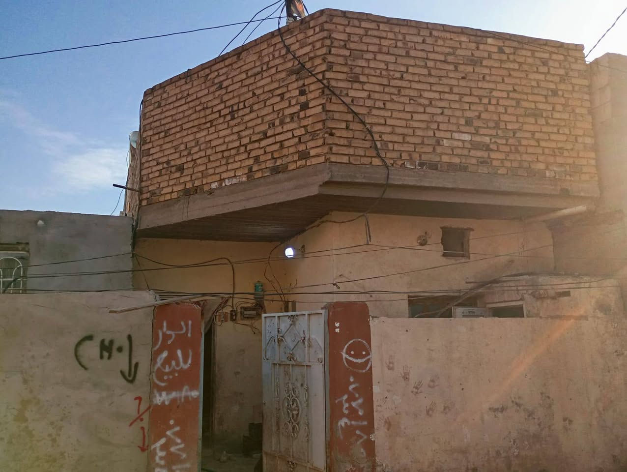 ///يتوفر بيت للبيع //المساحه 90/// طابقين // المكان ابو خستاوي شارع سيد علي يتكون البيت من غرف نوم عدد2صاله مطبخ كلدور حمام داخلي وصحيات بره وطارمه صغيره واجهيت البيت 5متر
بيت مرتب  بس عاوزه ترميم ارجع وكرر البيت عاوزه ترميم
ملاحضه البيت يبعد عن الشارع التبليط 500متر ملاحضه ثانيه مشروع المجاري والتبليط بل باب مال بيت بيت مناسب وحلو باقي التفاصيل الاتصال ع الرقم ***********
