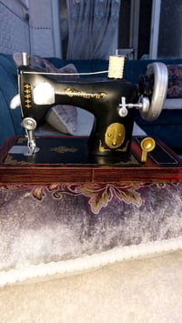 ماكنة خياطة • خشب وحديد • مع التوصيل