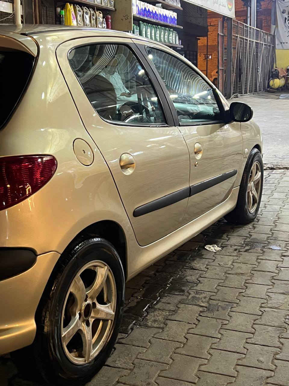 السلام عليكم من رخصة المسوولين في الكروب 
بيجو 206 رقم بصرة مشروع وطني موديل 2009 السعر 36 وبيها مجال للطيبين مكان السيارة النجف ناحية العباسية للاستفسار 
اتصال او واتساب ***********
