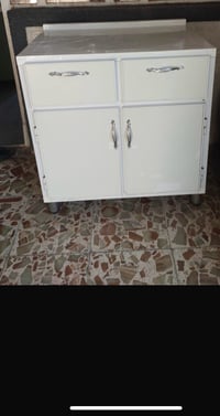 كاونتر نضيف مابيه ضر بس لونه احمر وابيض واني مغلفته باابيض نضيف ماعندي...