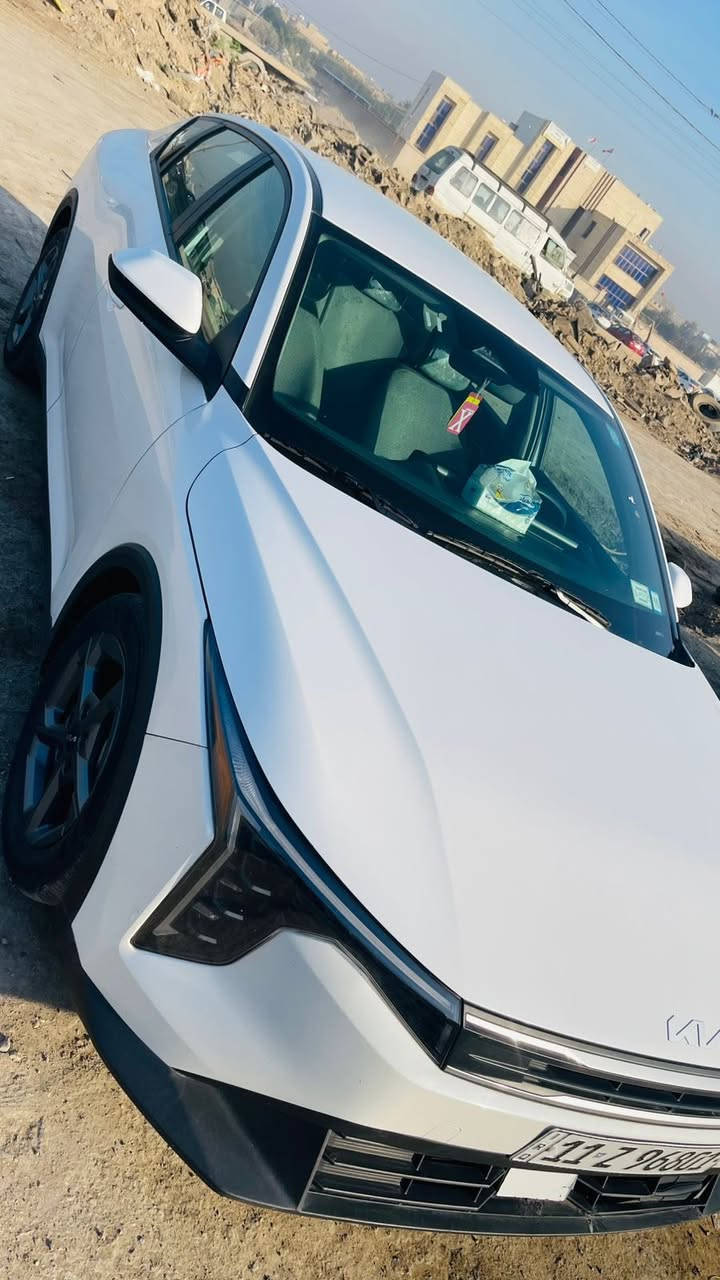 السلام عليكم k4  للبيع موديل 25 السياره بدون صبغ ولا ايرباك والحادث موضح بالصور.  السعر 180 وبيه مجال ***********
