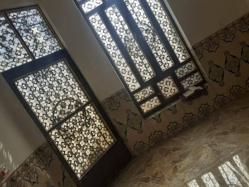 للبيع أو مراوس بقطعة أرض قرب مجمع ألماسه
مشتمل مساحته 100 متر يطحي وجه 7 وربع طابو  صرف بناء طابوق يحتوي على  3 غرف نوم + مطبخ + أستقبال + صاله + حمام + منور + صحيات خارجيه 

موقع ألمشتمل شارع ابو ألنسور حي ألأمين مقاطعه 17 خلف مول ألمصطفى 

للأستفسار ألأتصال على ألرقم (  ***********  ) 
                     ألسعر /  90 وبي مجال
