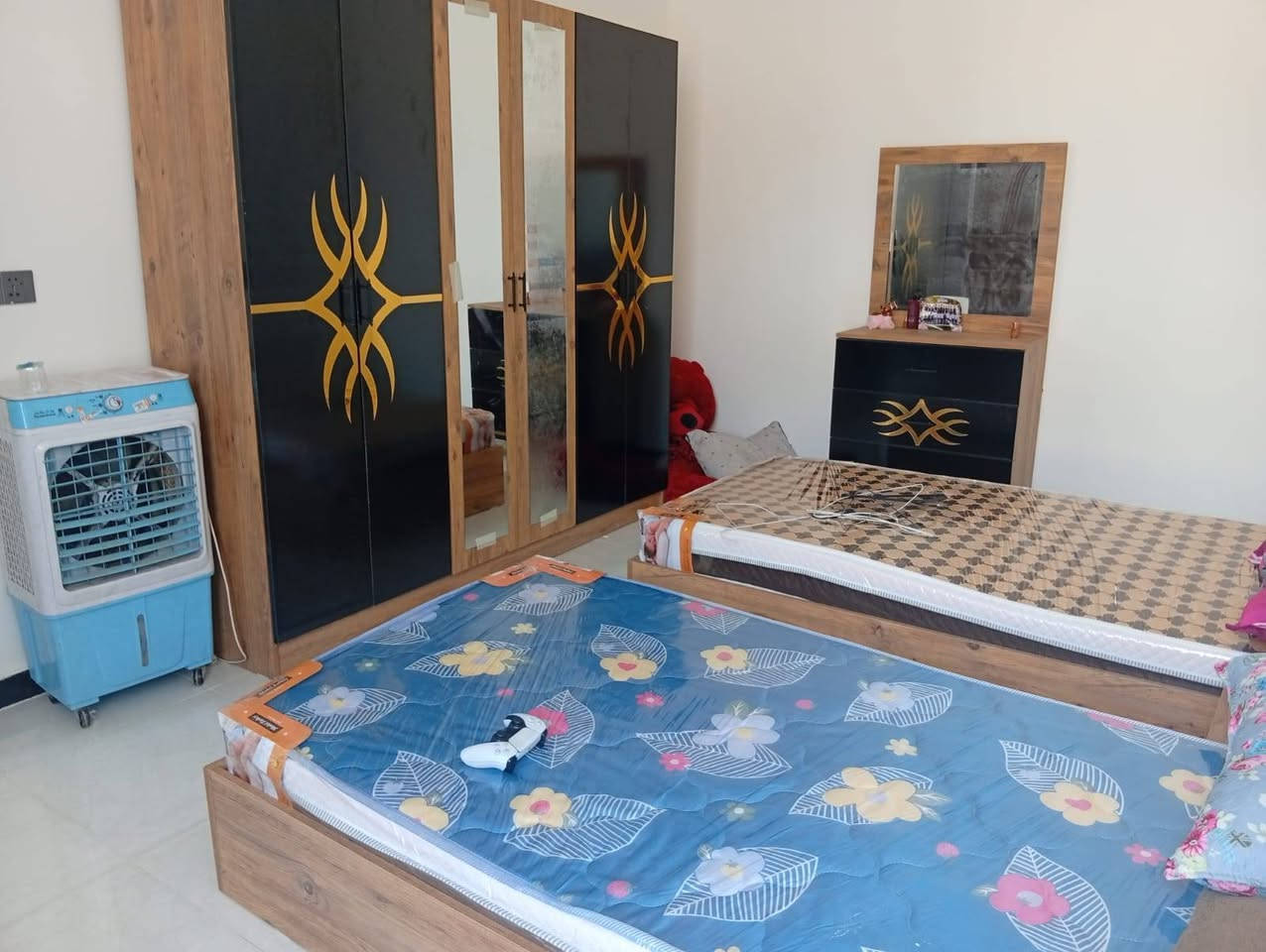 • للبيع دار سـكـــــــــني  .. ترميم حديث درجة اولئ

📍(العنوان)
     (بغداد . الدورة . منطقة  ابودشير ♥️)
     (مربع  مدارس الفيالق . / عرض الشارع 10م)
     (موقع ممتاز وكافة  الخدمات متوفرة)

✅ تفاصيل : العقار
• المساحة الكلية :  100م
• الأبعاد : الواجهة  5م    |   النزال  20م
• طابق ونصف
• نوع الملكية  : طـــــــــــابو  ملك  صـــــــــــرف

✨ الطابق الأول
• مدخلين منفصلين  (خصوصيّة تامة)
• صالة ضيوف (بمساحة مريحة)
• مطبخ بنظام (حار/بارد)
• مناور  (لضمان التهوية والإضاءة الطبيعية)
• مجموع صحيات عدد (2)
• غرف النوم عدد (1)

✨ الطابق الثاني
• غرف النوم عدد (2)
• بيتونة
•سطح للاستفسار الاتصال على الرقم 
***********
