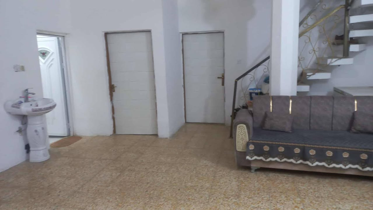 السلام عليكم من رخصة صاحب الكروب ..يوجد دار للبيع المساحه 150م المكان ابو غرق حي المرتضى قرب سكلة ابو علي الدار طابقين الطابق الأول يحتوي على غرفتين نوم وصاله وكلدور  و مطبخ وصحيات داخليه وخارجيه والطابق الثاني يحتوي على غرفتين نوم و السعر 85 وبي مجال للاستفسار الاتصال على الرقم ***********
