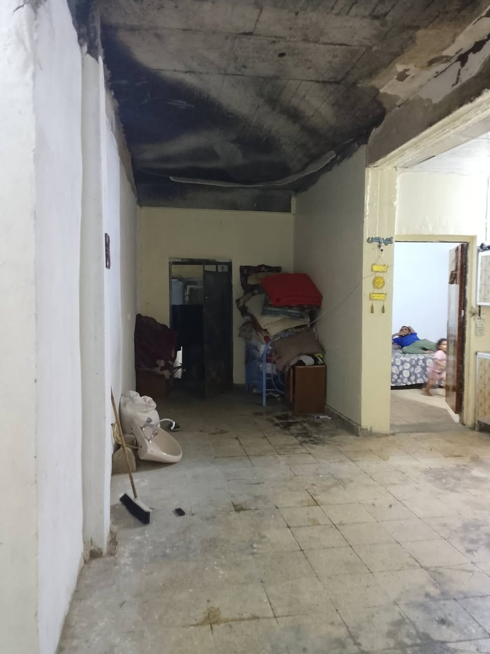 شقه تجاوز للبيع تحتوي على غرفه 4/ 4واستقبال 6/4ومطبخ 4/4وصاله 3/8 وحمام 2/2  ودرج خارجي السعر 7  المكان كويريش قرب الاقواس للاستفسار ***********
