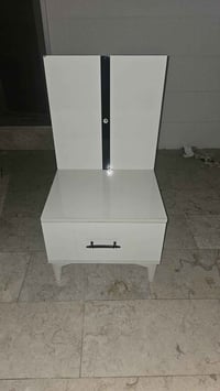 عندي طاولة سرير جانبي عدد ٢ نوعيتة خشب تركي استعمال قليل كلش وبي فتحة ...