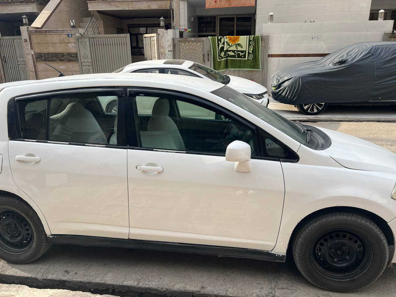 نيسان فيرسا ٢٠١٠ أمريكى
گير و مكينه تةقةو رةقة بةشرته بى كيشةيه
صبوغ عام چوار تايةى تازةيه
گير اتوماتيكه سعرى ٦٠$ وةرقه كةميك معامله
ژ م ***********
                                        ***********
                                        *********** أربيل, العراق
