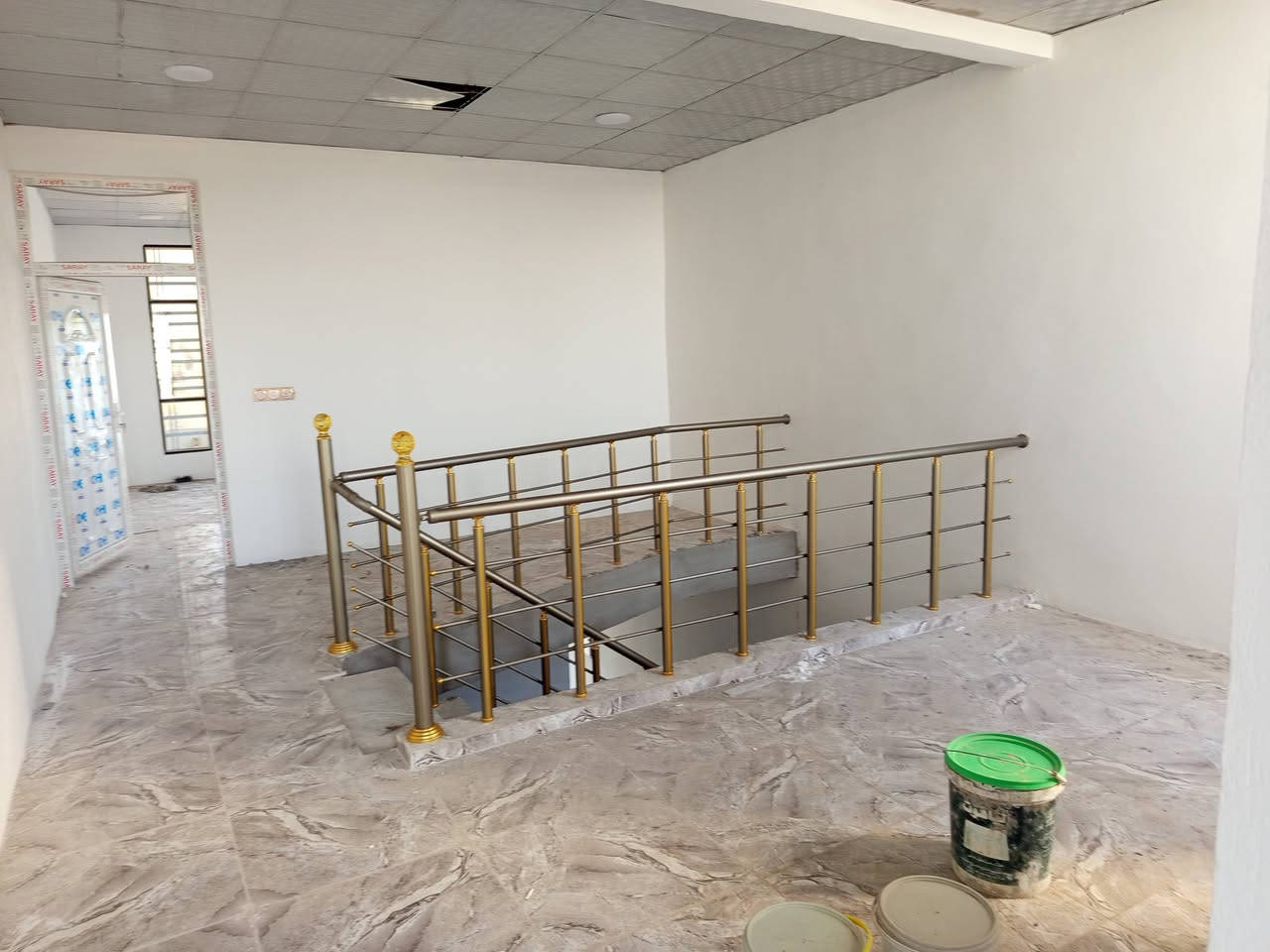 مشتملين للبيع قيد الانجاز طابقين متجاورات ركن١٠٠ م كل واحد طابو زراعي سند ٢٥ مكاتبه ووكاله تستلم ماء وكهرباء وتبليط وخط مولد وإنارة الاستلام  الاسبوع المقبل استقبال ومطبخ وصاله  وغرفة نوم وصحيات داخليه وخارجية والثاني صاله وغرفة نوم وصحيات ام العضام شارع السده خلف الصناعه الثالثه سعر الواحد ٦٣ مليون وبي مجال للشراي للاستفسار خاص او ***********
