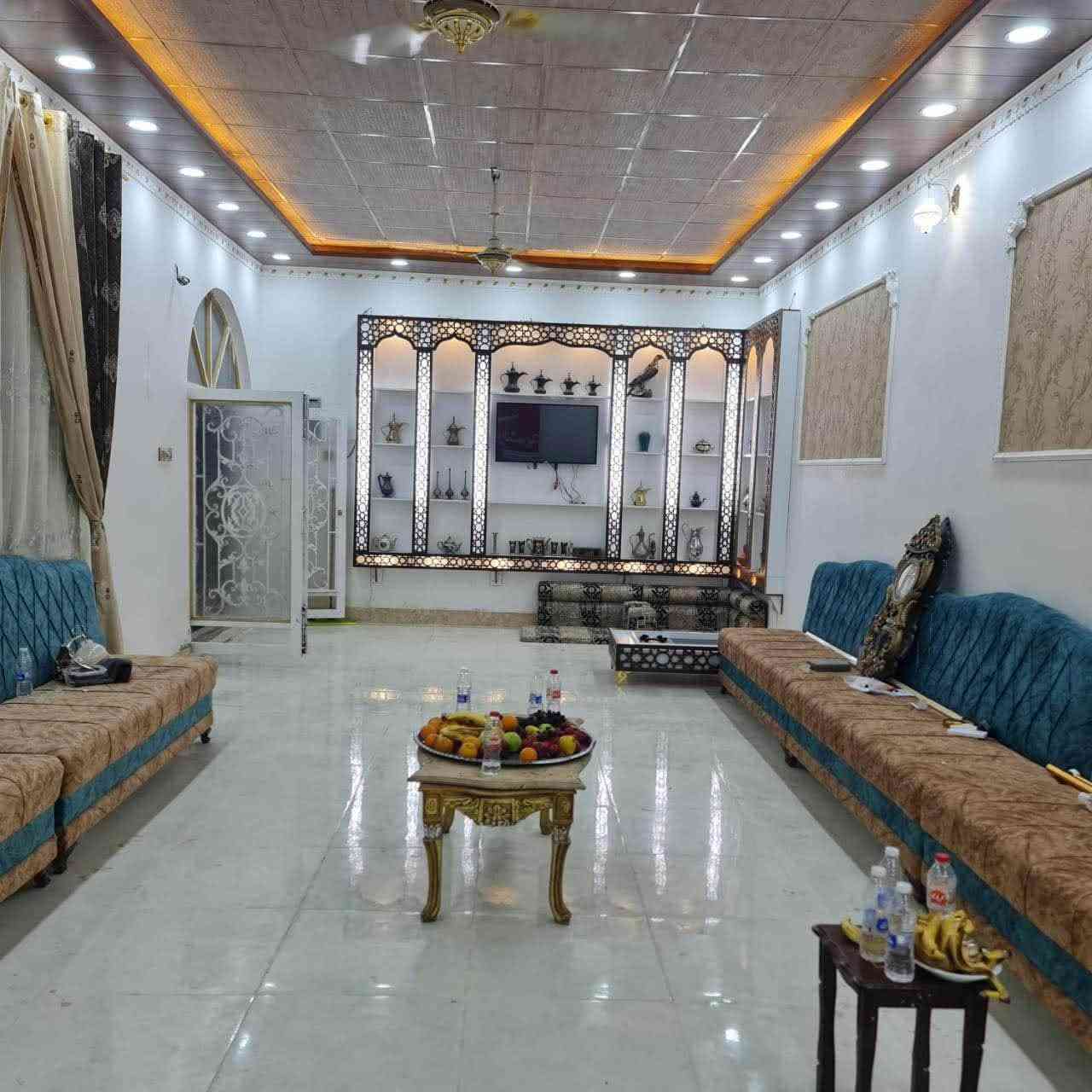 فرصة لا تتكرر – بيت مميز للبيع في موقع استراتيجي قريب من مسجد الكوفة و مسجد السهلة 🔥 

إذا تدور على بيت واسع، موقعه ممتاز، وسعره مناسب مقابل المواصفات… هذا العرض إلك 👇

📍 الموقع:
السهلة – منطقة الجماعة
على شارع السهلة مباشرة، يبعد فقط 80 متر عن الشارع العام
موقع هادئ ومميز بين السهلة ومسجد الكوفة
منطقة سكنية واضحة وقريبة من كل الخدمات

🏠 تفاصيل العقار:

* مساحة: 316 متر مع مضيف كبير
* طابو زراعي + سند 25 + ورقة تطويب (مستمسكات جاهزة)
* 4 غرف نوم واسعة
* 4 حمامات
* صالة كبيرة ومريحة
* مطبخ كبير عملي
* مضيف واسع مناسب للضيوف والمجالس
* كراج يتسع سيارتين
* سطحين (مناسب للتوسعة أو الاستغلال)

✨ مميزات العقار:

* بناء واضح وجاهز للسكن
* موقع استراتيجي قريب من الشارع العام
* مناسب للعوائل الكبيرة أو الاستثمار
* قيمة عالية مقابل الموقع والمساحة

💥 فرصة حقيقية للسكن أو الاستثمار في منطقة مطلوبه

📞 للاستفسار والمعاينة: (***********)
متواجدين طوال الوقت النجف, العراق
