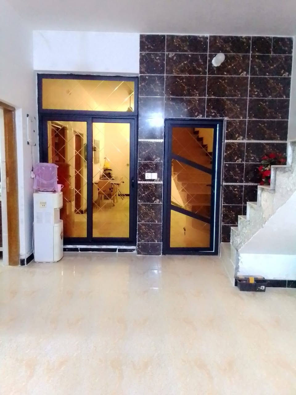 السلام عليكم بيت مساحه ١٠٠م طابقين ٢غرف نوم مربع ١٠في١٠ شارع تبليط ومجاري ٧نيسان طابو زراعي للاستفسار الاتصال ***********
