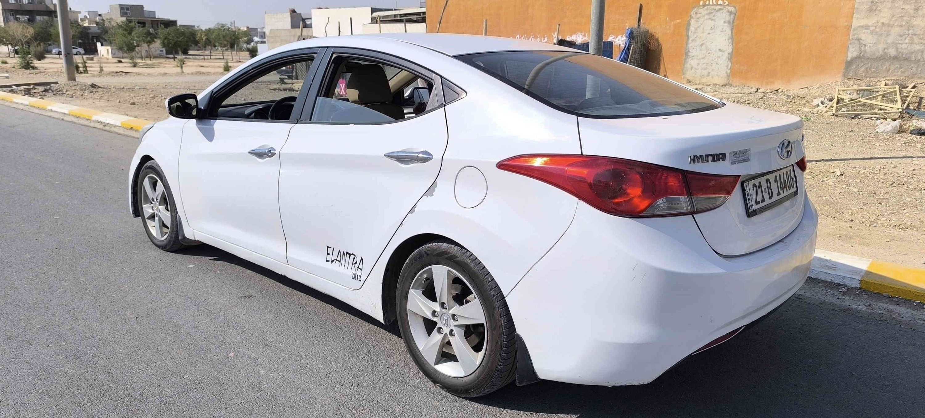 النترا خلیجی مضلع ابيض..2012  بیە اربع قطع ره ش بدون دواخل..رقم.سليمانية لحد 2029.عنوان كفري. كلار..سعر 93..معاملە.ر.م.***********
