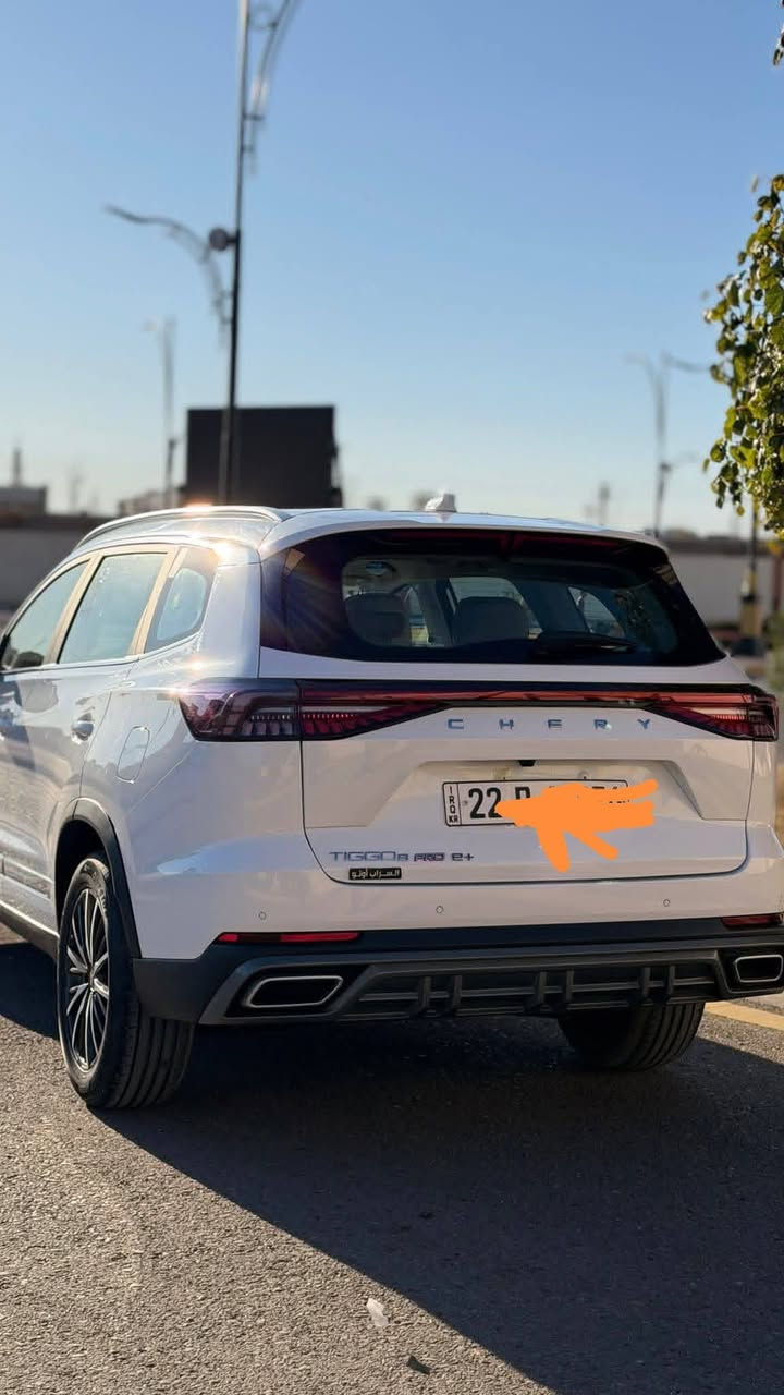 #شيري_تيكو8برو_بلكن_هايبرد 
ماشية 3000كم 
العنوان بغداد 
السعر275$ 
موديل. 2024
رقم اربيل
كلين تايتل -luxury 
المواصفات الأساسية:
النوع: سيارة SUV هجينة (Plug-in Hybrid).
المحرك: 1.5 لتر تيربو + محرك كهربائي.
القوة: 320 حصان (إجمالية).
عزم الدوران: 510 نيوتن متر.
ناقل الحركة: DHT (ناقل حركة مباشر هجين).
نظام الدفع: دفع أمامي.
سعة البطارية: 19.27 كيلو واط/ساعة.
المدى الكهربائي: 75 كم لكل شحنة.
استهلاك الوقود: حوالي 4 لتر/100 كم (في الوضع الهجين).
التسارع (0-100 كم/س): حوالي 7.6 ثواني.
المقاعد: 5 مقاعد (تتوفر بـ 7 مقاعد في بعض الفئات). 
التقنيات والميزات:
الشاشات: شاشة معلومات ترفيهية وشاشة عدادات رقمية مدمجة مقاس 24.6 بوصة.
نظام الصوت: نظام صوتي فاخر من سوني مع 8 أو 10 مكبرات صوت.
الشحن: شاحن لاسلكي للهواتف.
ميزات أخرى: كاميرا 360 درجة، فتحة سقف بانورامية، فتح وإغلاق كهربائي لباب الصندوق الخلفي، تشغيل بضغطة زر. 
السلامة والأمان:
الوسائد الهوائية: 6 وسائد هوائية.
أنظمة مساعدة السائق: نظام الثبات الإلكتروني، مساعدة الفرامل الطارئة، التحكم في نزول التلال، مراقبة ضغط الإطارات، مثبت سرعة ذكي. 

يمكنك الاتصال على الرقم 
***********
