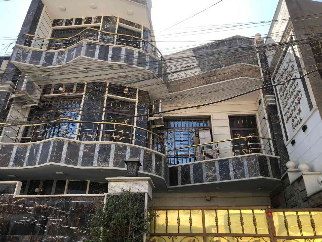 السلام عليكم بيت مساحته 170 مسلح ثلاث طوابق واجهه 8،5 ونزال 20م كراج مع خدمات خارجيه واجهه مرمر يحتوي 6غرف نوم السقوف كلها مغربي البيت درجه اولى مقابل الاسواق المركزيه حي التجار الاستفسار الاتصال على 

***********
