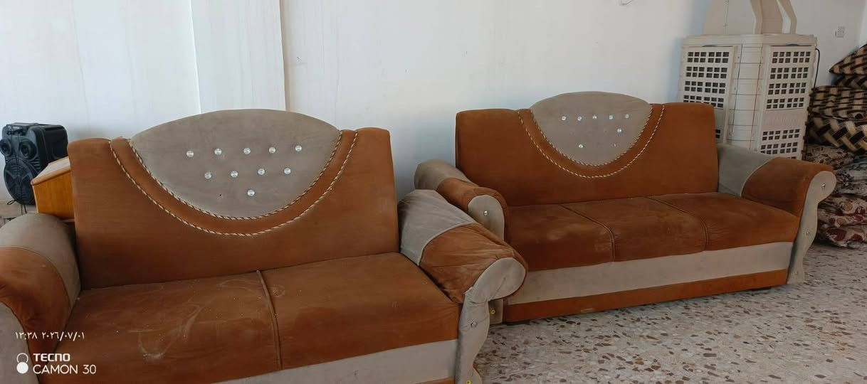 قنفات للبيع عدك الزرك عدد 5 سعرهن 250 قفل 
والبيجي عدد 2 سعرهن 100 قفل  
مكاني نجف اي استفسار يتفضل خاص او يتصل عل رقم التالي ***********
