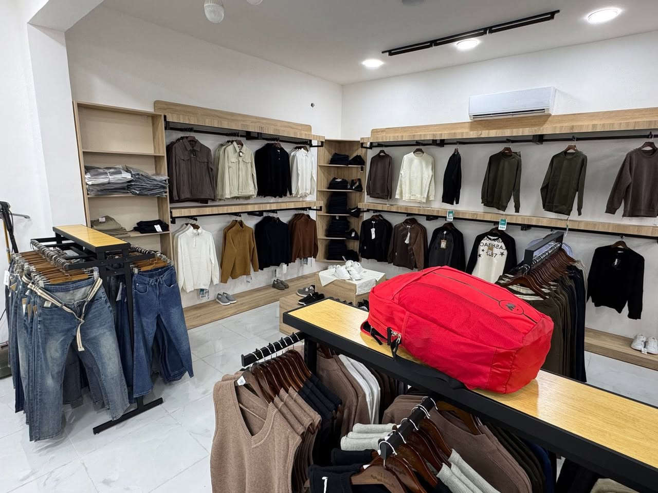 🔴توجد عروض داخل المحل وخصومات توصل الى 50%.                                                                                            🔵العنوان : حي الحسين شارع السوق العصري


**إذا كنت صاحب هذا الإعلان وتريد حذفه لأي سبب، رجاءا أرسل رسالة إلى الدعم الفني**