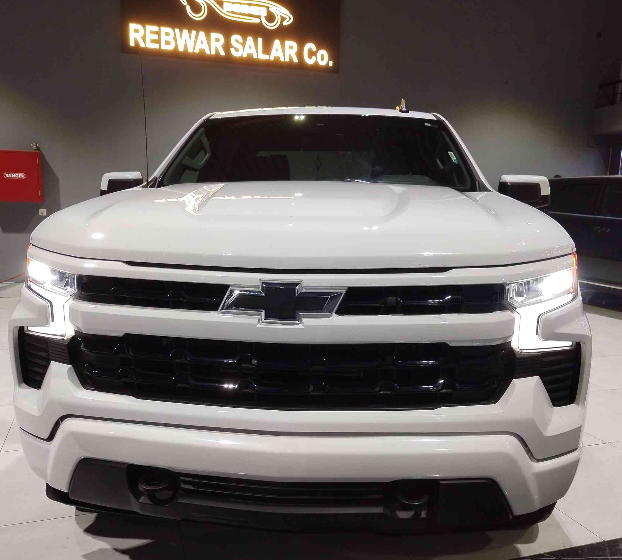 Chevrolet Silverado White
2024 LT
   4i - 2.7T - 4x4

_ موديل : 2024 ي مواصفات LT
- بصمە و شغال
_  محرك: 2700 توربو ، دبل أكسل ( 4x4 )
_ ماشيه : 61 ألف 
- شاشە كبير و کامیرا
- لایت لید
- کوشین کهربائي
- کوشینات هیتر
- سوکان هیتر
- رادار
- باب طویل بودی قصیر ( مرغوب )
- ویل 20

_ ضرر : بدون صبغ ( كلين )

- شركة : ريبوار سالار صالح
 -اربیل شارع ١٠٠م
  0750 410 9494
  0775 914 9562
