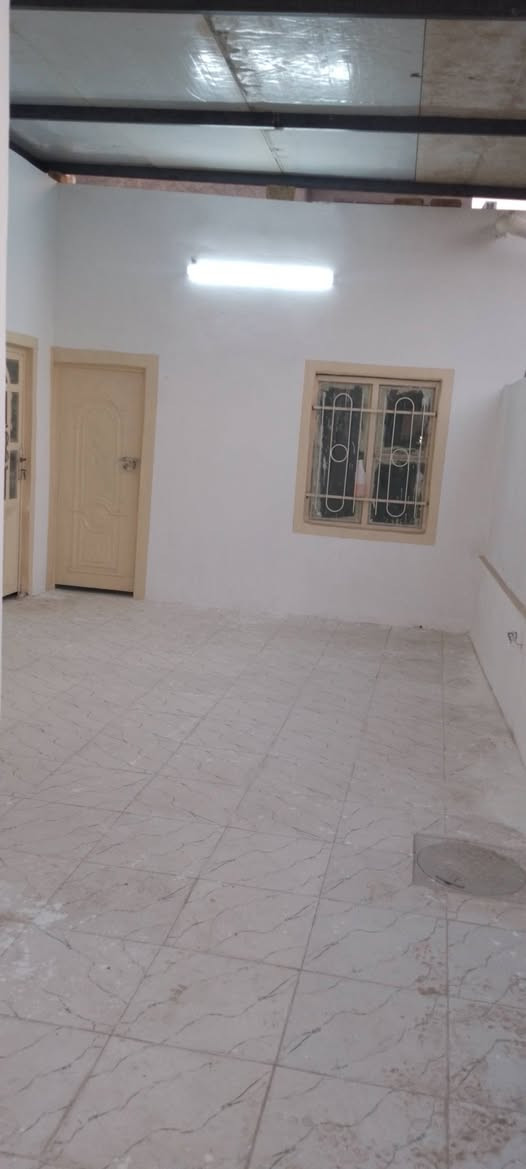 للبيع مساحه 120م جديد مامسكون مسجل بلبلديه ومرقم يتكون من غرفتين وصاله ومطبخ وصحيات ومكشوفه وطارمه كاشي العنوان شارع المطار الجديد قرب اسواق فدك السعر28بي مجال للستفسار اتصل ***********مكتب بركات الصدرين للعقار شارع الحوزه
