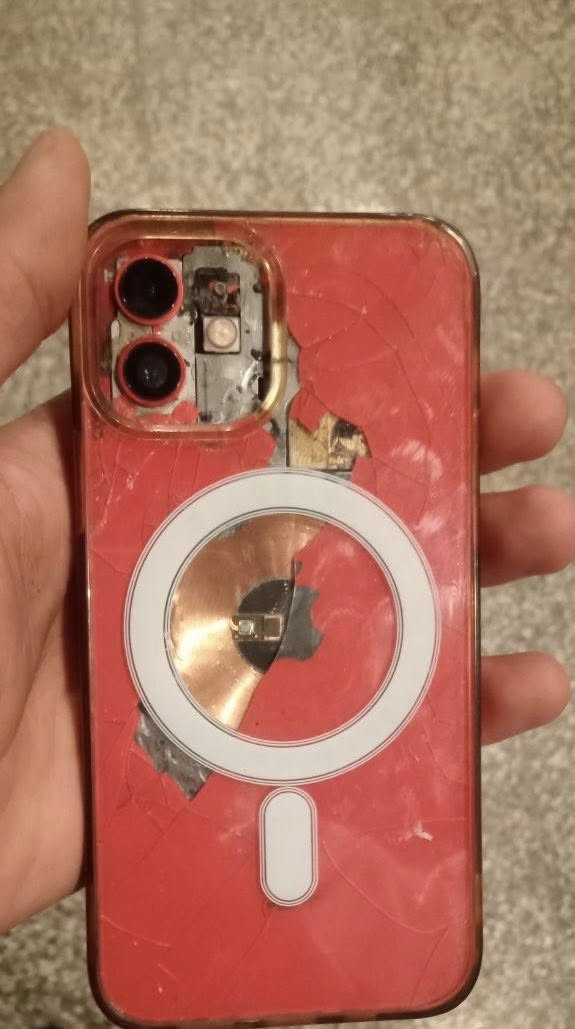 ايفون 12 عادي وكع مني وتفلش
ذاكرة 64 
بطارية 100
سعر 200 وبي مجال 
رقمي ***********
