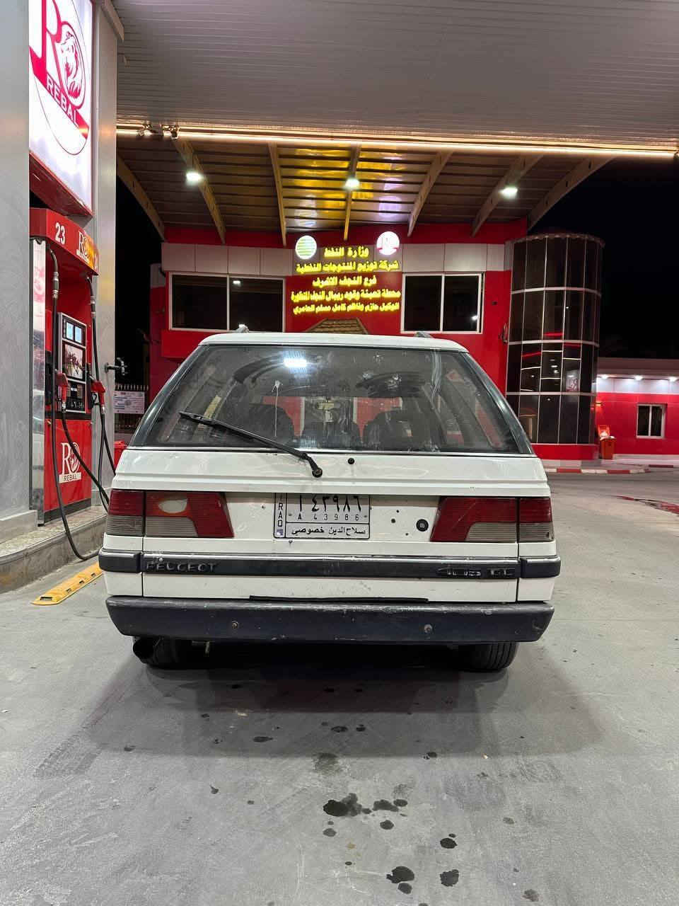 بيجو فرنسي مديل ١٩٩١
السياره مكفوله من كلشي
عندي وكاله عامه بيها ( اني احولك السياره )
 السياره   محور كورلا ١٨٠٠
 والسياره واكفه عوزها طابوكه السياره
من الخارج كلش نضيفه ودواخلها جيده اما بالنسبه للكير فهوه جديد قبل فتره مبدله يعني باختصار تذبلها طابوكه جديده  وترجع السياره فول
السعرر.    (١٥)  ورقه
المكان نجف حي ميسان 
***********
