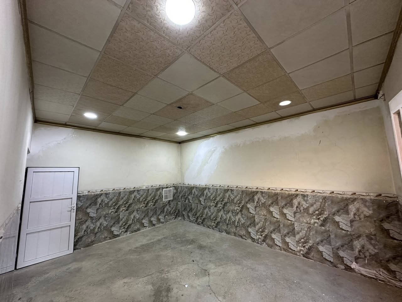 بيت لايجار في القوسيات قرب اجامع الرشيد
مساحت البيت 250 متر 
ستغبال وهول وغرفتين نوم وصحيات داخل وخارج ومطبخ
لستفسار الانتصال ع رقم ***********
