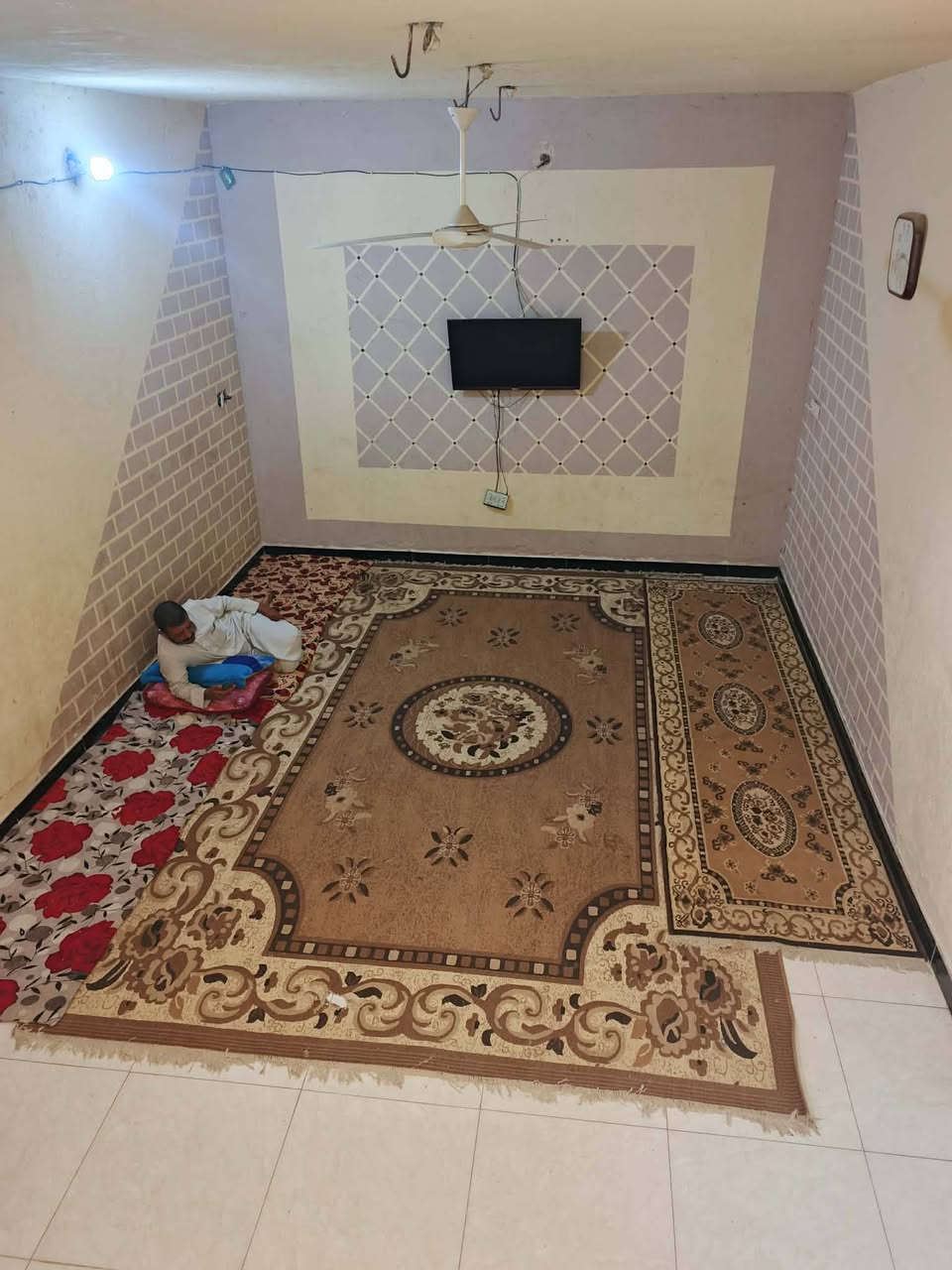 السلام عليكم ورحمه الله وبركاته 
بيت للبيع ملك صرف مساحه 180 واقع حال 300 متر طابقين  يحتوي على ثلاث غرف. نوم صاله استقبال مطبخ ومجمع صحي داخلي ومجمع صحي خارجي  علمن طريق قيد الانشاء مجاري وسبيس العنوان شارع 80 محيزم خلف مجمع. السلام. السكني للمعلومات الاتصال على الرقم التالي ***********
