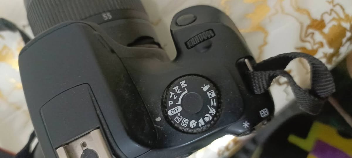 📸 للبيع كاميرا Canon EOS 4000D
المواصفات:
الموديل: Canon EOS 4000D
دقة المستشعر: 18 ميجابكسل APS-C CMOS
تصوير فيديو: Full HD 1080p
شاشة LCD مقاس 2.7 إنج
Wi-Fi مدمج لنقل الصور إلى الهاتف
عدسة Canon EF-S 18-55mm f/3.5-5.6 III
تصوير بصيغة JPEG و RAW
نظام تركيز تلقائي 9 نقاط
سرعة تصوير متتابع 3 إطارات بالثانية
تدعم بطاقات SD / SDHC / SDXC
مناسبة لـ: التصوير الفوتوغرافي، المناسبات، التصوير الرياضي للمبتدئين، وصناعة المحتوى


**إذا كنت صاحب هذا الإعلان وتريد حذفه لأي سبب، رجاءا أرسل رسالة إلى الدعم الفني**