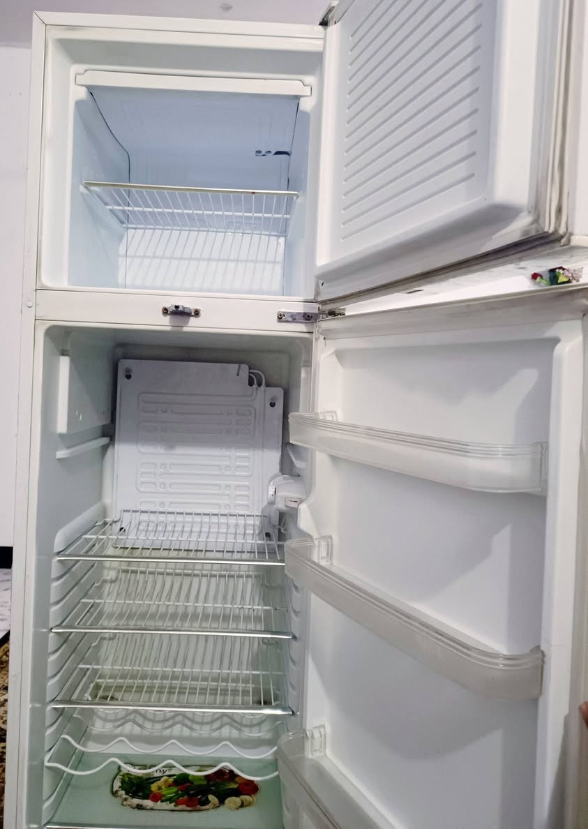 السلام عليكم ثلاجة مستعملة نسبة النضافة 95% سعر مناسب جدٱ واتساب ***********الشراي يراسل
