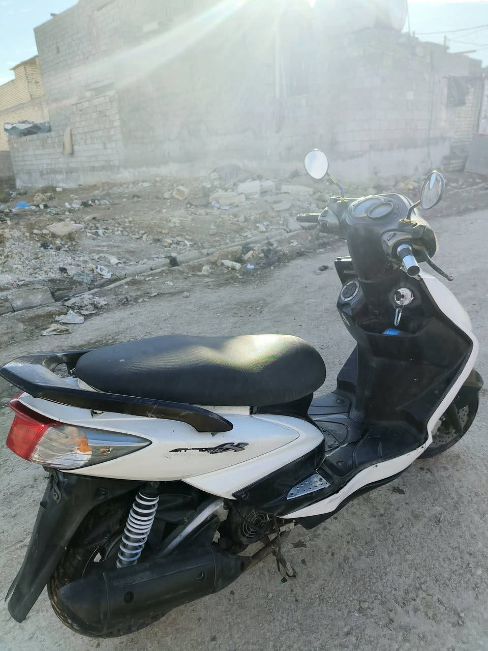 السلام عليكم دراجه سكنس فحل
كامله بدون اي نقص بلاديه 
 مكينه مفوله شك الكاع
 مكاتبه مال معرض + منفيس 
السعر   550 بيهه مجال بسيط 
 كهربائيات كله شغال  شلعه فول
العنوان : بغداد الحسينيه المعامل 
للاستفسار  ***********
