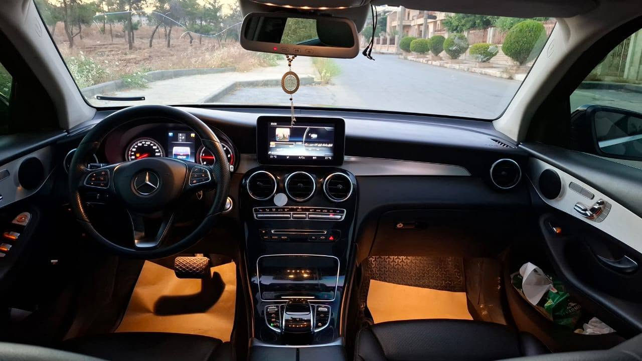 حبة مميزة ونادرة بسوريا مستوردة من كوريا مباشر لحلب للباحثين عن التميز والرفاهية
Mercedes Glc 2016 220d
المواصفات الفنية:
1. المحرك وناقل الحركة:
• محرك 4 سلندر ديزل- سعة 
• 
بتعمل بتنكه 400 من الشركه
• 
• نظام دفع 4MATIC
2. الأداء والراحة:
• أداء قوي واستهلاك اقتصادي 
• ⁠فتحة سقف بانوراما 
• ⁠تبريد اكواب بالاضافة لتبريد القنصل 
• نظام تعليق مريح مع ثبات عالي
وضعيات قياده @متعددة •
3. التجهيزات الداخلية والتقنية:
• شاشة وسطية كبيرة مع نظام MBUX الذكي
Bluetooth + Apple Carplay / Android Auto + نظام ملاحة•
• نظام صوتي عالي الجودة
• مقاعد جلد كهربائية + ذواكر + تدفئة + تسخين مقود 
• إضاءة داخلية محيطية متعددة الألوان
• دخول ذكي + تشغيل بصمة
• كاميرات محيطية 360° + حساسات أمامية وخلفية
4. التصميم والسلامة:
• انوار LED آمامية وخلفية
• أنظمة أمان متقدمة: ABS - ESP - نظام النقطة العمياء - تحذير
مغادرة المسار - مساعد الفرملة الطارئة
ممشى 170 كم ✅
0991336824@


**إذا كنت صاحب هذا الإعلان وتريد حذفه لأي سبب، رجاءا أرسل رسالة إلى الدعم الفني**