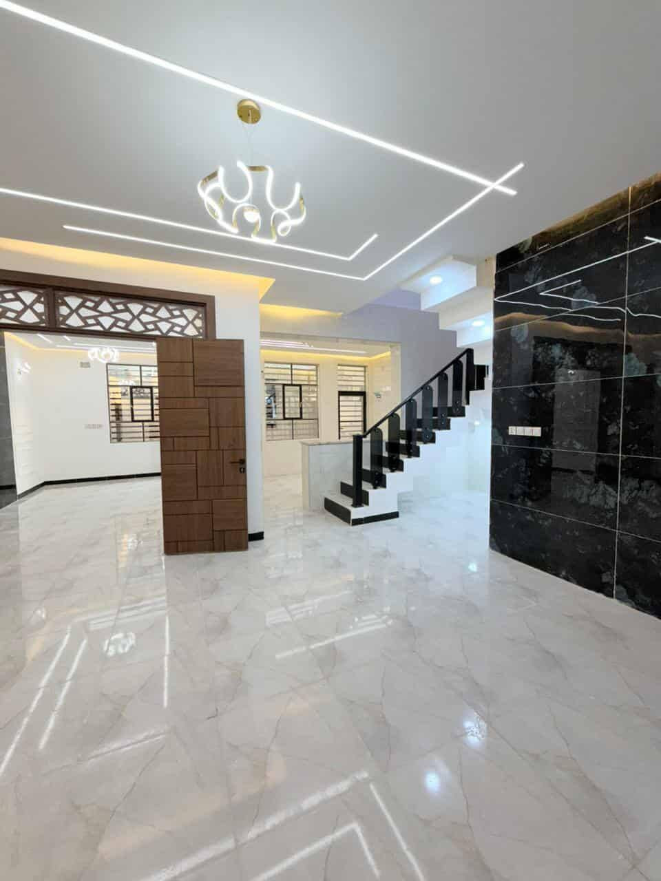 يعلن مكتب الاصدقاء للعقار ولمقاولات العامه 🕌🤑🤑

بيت البيع مساحته 150 متر طابوزراعي سند 25اقرار محكمه ثاني يوم مداور 🏡🏡🏡🤑
.
كافت الخدمات ماء /كهرباء /مدارس حكوميه وهليه /شوارع تبليط الحد الباب /

البيت يتكون من كراج كبير /ستقبال /صاله /مطبخ /غرف نوم عدد2 /حمامات خارجيه و دخليه /فول جيب مهندس وفحص🏡🏡🏡

البناء حديث /ساس وسقف صب مركزي البناء طابوك جمهوري ارضيات بورسلين جدران سيراميك هندي درجه اولى /تحفه فنيه/🏡🏡🏡البيت كمل مفتاح🤑

#الموقع /نجف شارع الصب عمود 317بل خط الاول يبعد عن شارع العام 150 متر

لاتصال على رقم (***********) واتساب
