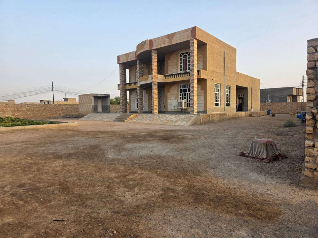 دار للبيع طابقين في الرمادي منطقة زنكوره المفرق مساحة الارض 2120 متر مساحة الدار 300 متر يتكون الطابق الارضي من استقبال هول غرفتين مطبخ مجمع صحيات الطابق الثاني غرفتين وصاله سطح الدار شتايگر السعر المطلوب 150 مليون وقابل للتفاوض ***********
