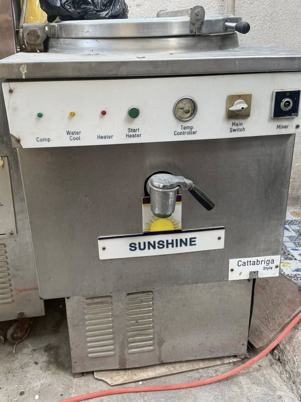 مكينه سوفت كاتابريغا شغاله كامله تبريد هواء تبريد بالاحواض بيها مشكله بالكهربائيات بسيطه 
وبستره ماعرف ما رابطها لين تبريد ماء ف ما مشغلها قديمه استخدم بس الماطور مال الخبط شغال الاماني 
ما متواجد عل فيس خابر او واتساب وبيك خير وتدلل 
واتساب ***********
***********
