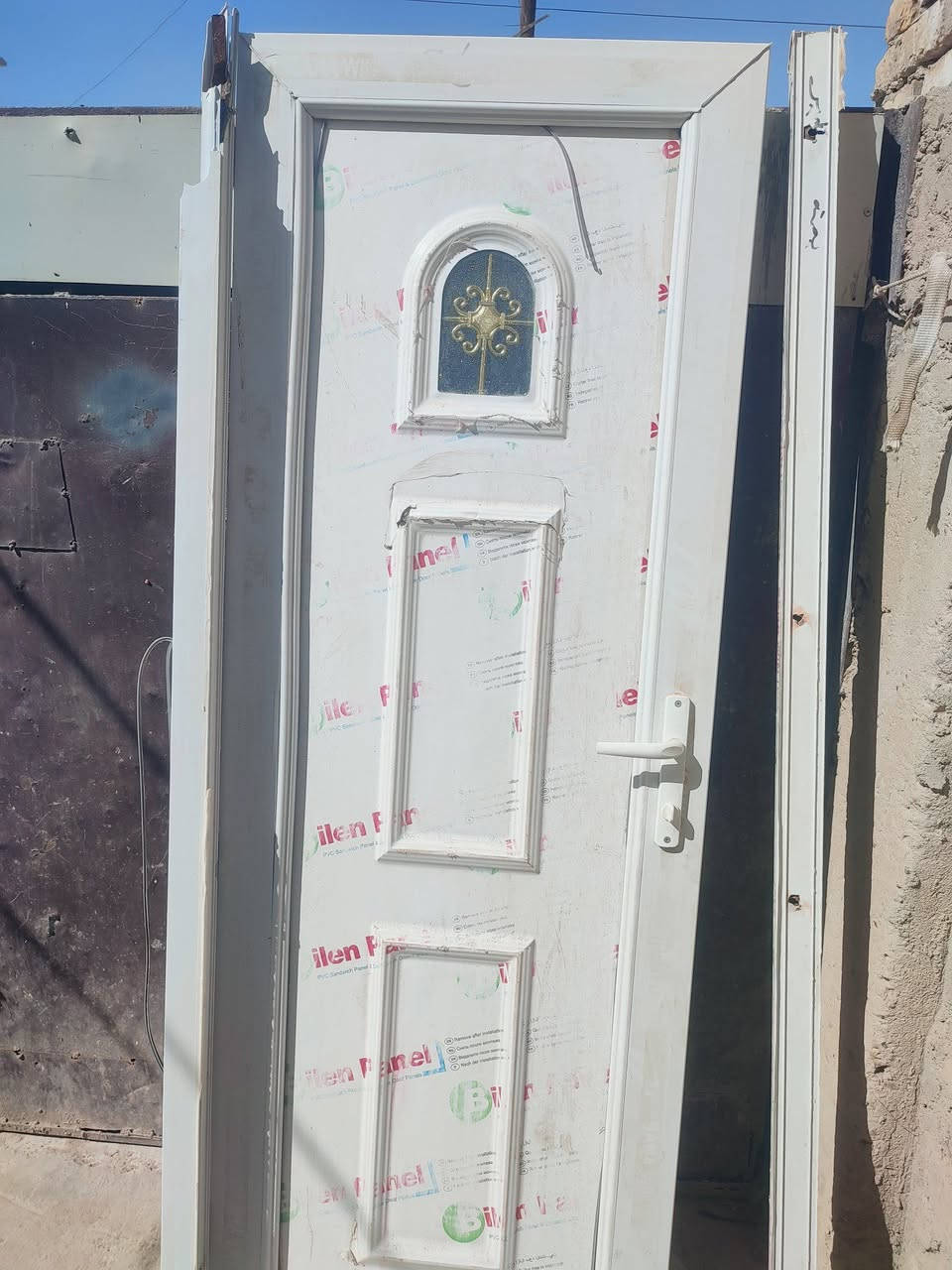 باب جديده بس اليطارها مكسور أبيعها بدون ايطار 20 الف مكاني بابل شارع 80 مال كربلاء ***********
