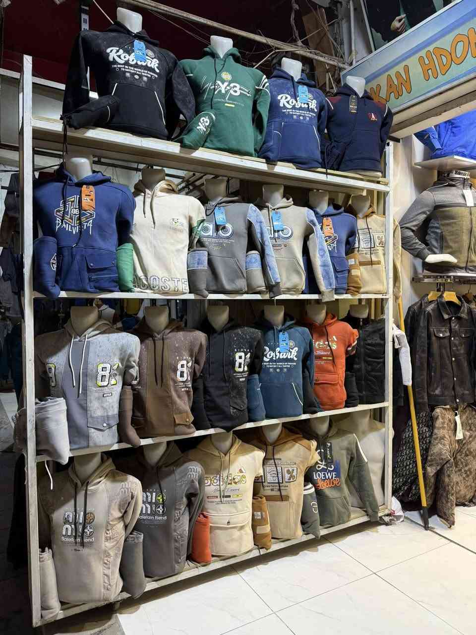 السلام عليكم رفوف متحركه لبيع عدد الرفوف 2مع لعابات عدد لعابات 48 لعابه رتفاع الرف مترين و35 سم والعرض مترين ونزال 25 سم تفاصيل اكثر على هاذه الرقم ***********
