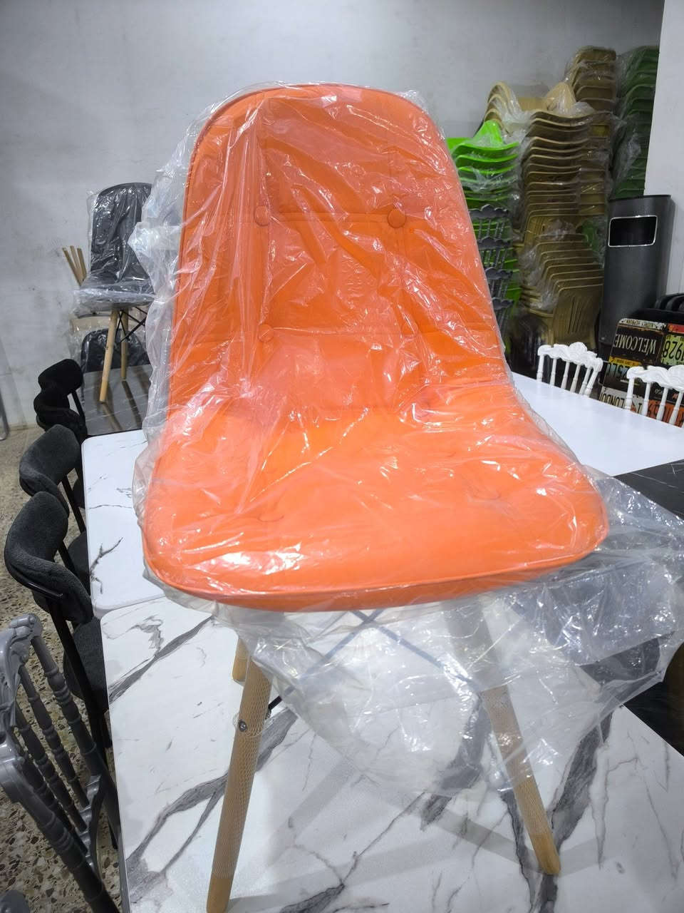 تحيه طيبه 
كرسي جلد أصلي عده استخدامات..
ميز طعام نفس موديل الكرسي أيضاً متوفر 
تجدونها لدى معرض مشتاق العذاري و اولاده للوكلات والتجارية 
***********
