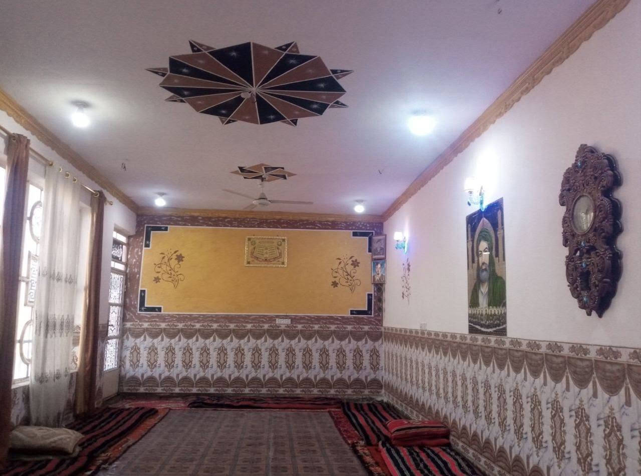 السلام عليكم
دار للبيع المساحة ثلاث دونم تتكون من ثلاثة غرف نوم و مطبخ وصالة واستقبال مع عقد زراعي48دونم يبعد عن البيت اربعة كيلو متر..واسط قضاء الزبيديه قريه حلب
رقم الهاتف: ***********
