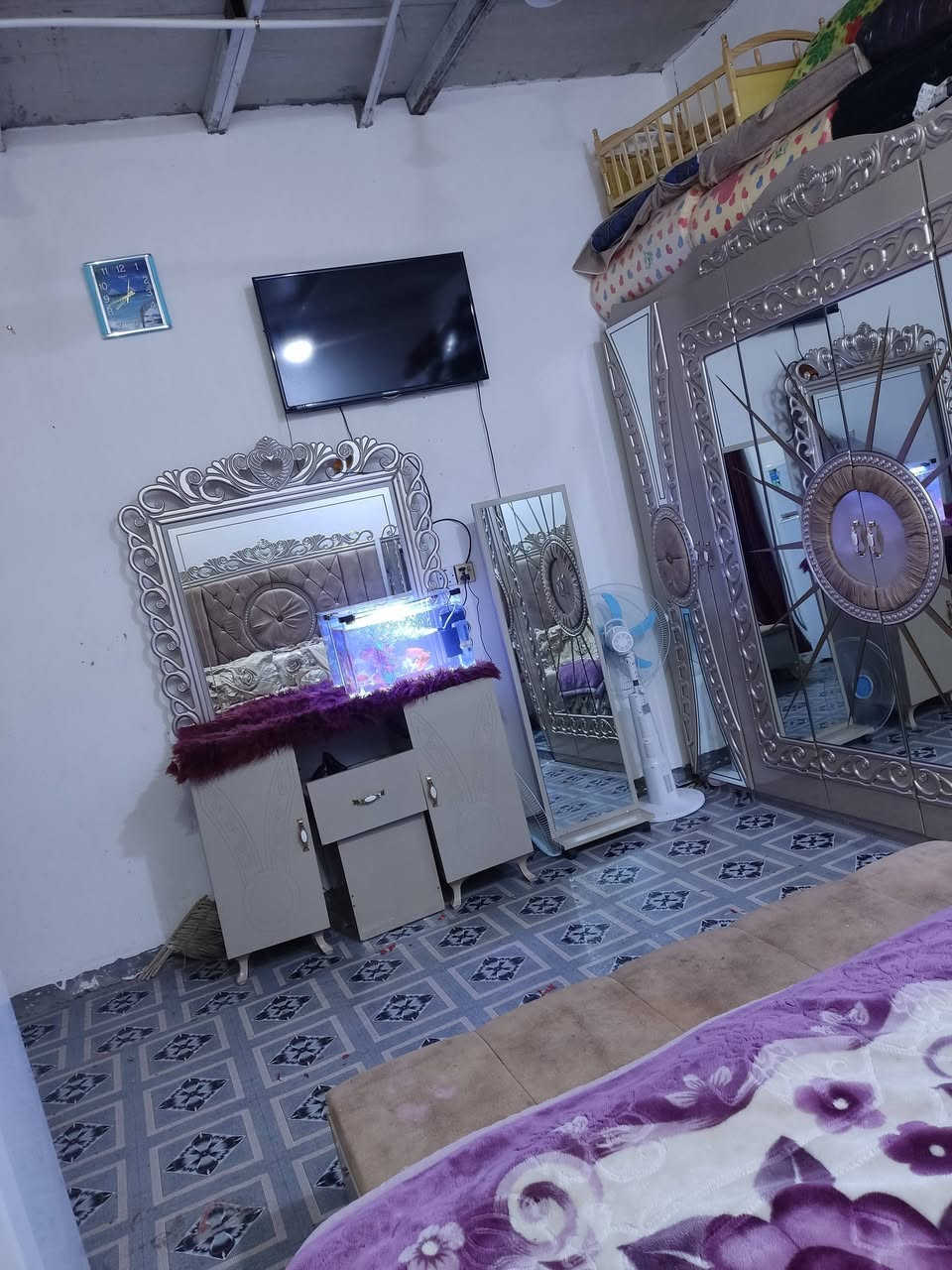 سلام عليكم غرفه نوم للبيع السعر 400 وبيها مجال للشراي عنوان البصرة الجزيرة اليوبه رقم الهاتف *********** متواجد واتساب
