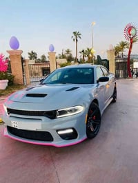 دوج جارجر بلاك توب  موديل 2022 لون سموك  ماشيه 44 فتحه بصمه  حساسات   ...