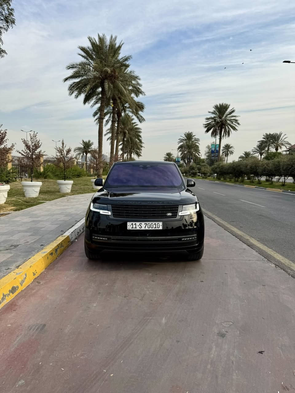 رانج روفر 2023 أوتوبايوكرافي وكالة سردار داخل الضمان وكل صيانتها داخل الشركة  مغلفة ppf ومكفولة  من جكة الأبرة الممشى 20 الف بلاك أديشن بلادي من الشركة  المحرك 8 سلندر توين تيربو
الرقم بغداد مميز مع السيارة     السيارة نظيفة جداً وما بيها أي ملاحضات وأجدد رانج بموديلها وبالخير على الي تصير من نصيبة رقم الهاتف (***********)
