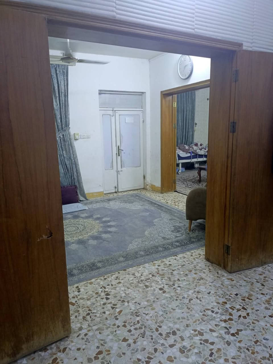 السلام عليكم 
دار للبيع 100م 
طابقين
الطابق الاول..هول +استقبال+مطبخ+صحيات
الطابق الثاني..3 غرف +صحيات
خدمات.. كهرباء+ماء+مجاري+انترنت
العنوان..البوبيات عمود 26 
سند زراعي 25
اسمي بالسند
للاستفسار ***********
