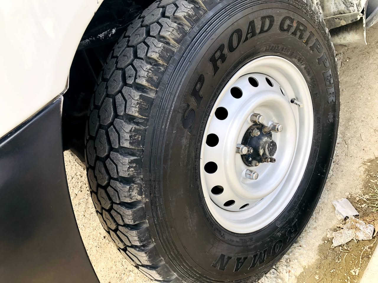 سعر بلاش ...ماشەڵا لەماڵی هەمو لایەک تاقانە 
.
.
سعر (٨٨ )ومعامەلە   مۆنیکا مۆدیل ٢٠٠١   حیزام بۆیاغ لەسەرساغی لەشانەکەن بۆ خوارەوە سەقفو شانەکانی بەشەرت تەنیا بۆجوانی کراوە جگەلەیەک چامنلغی دواوە لای سایق کە پێشتر بۆیاغی هەبووە پێشتر هیچی نەبوە . گرومەکینەو ئەکسل و دەبڵ ئەکسل و تەبرید ساردو گەرمی بەشەرت  چوارتایەی تازەحەفتێکە بۆی بەستراوە   . سەیارەکە ناو بۆرە فول عادیە زۆر پاکە  ئارمی   
ئێسقانی سلێمانیە تازەکراوەیەوە
.
***********
