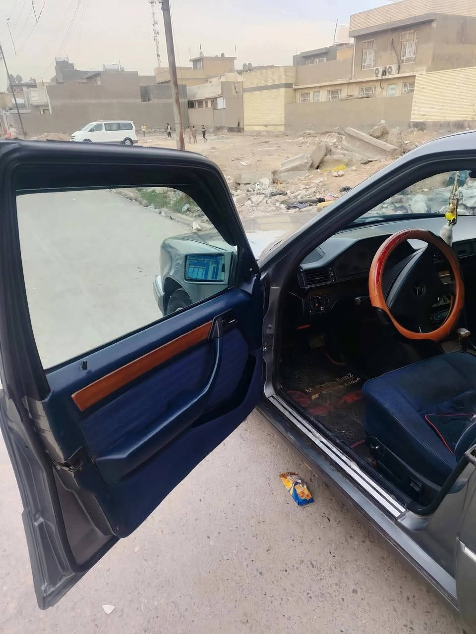 السلام عليكم ورحمه الله وبركاته
مارسدس 1993 
صبغ عااام جماليه 
محرك بلاد نكبوت300
رقم صلاح دين الجديد بسمي 
سنويه 2027 هزه جديدة 
تبريد شغال فقط غاز
صدر تايرااات كله بشرط 
غرفه مخمل قواعد دبلات 
جام 4كهرباء شغالات 
السعر 63وبي مجال للشراي
الخاص مفتوح
للاستفسار *********** و ***********
