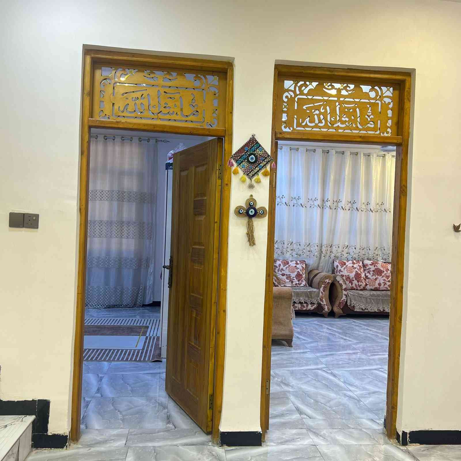 سلام عليكم بيت للبيع مساحت بناء 180 متر مساحه لكليه 400 متر يحتوي طابقين 3 غرف نوم مطبخ صاله بيت حديث لبناء لمكان تاجي مشاهده وتفاصيل لباقيه ع هاذه رقم *********** .... ***********
