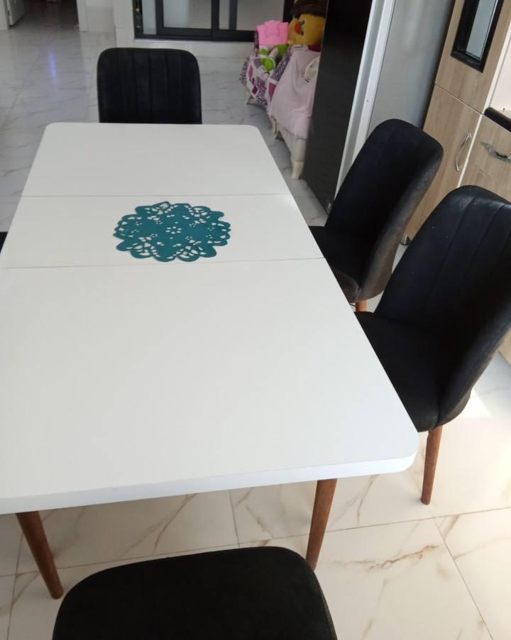 للبيع ميز طعام مع 6 كراسي يتكبر و يصغر نظيف السعر 180 الف اتصال على الرقم *********** 
كركوك شوراو
