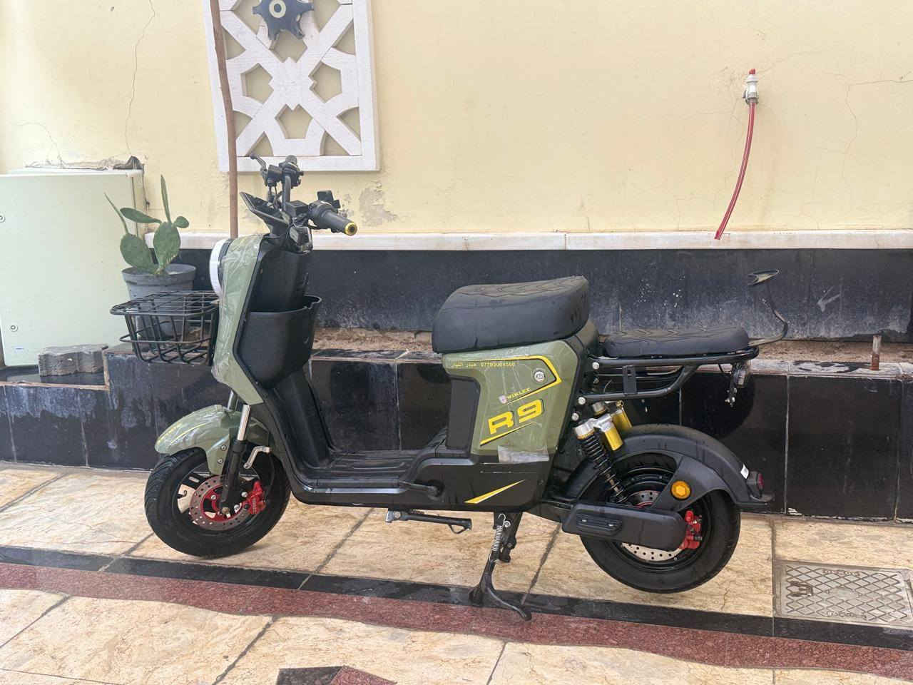 السلام عليكم
دراجه شحن للبيع R9 
🔋خمس بطاريات ( مبدل بطاريه وحده )وبصمه وسويج ٫ وبكلايت نهاري ملون ٫ وعدسة زنون ٫ ونشرات مخفيه ٫ وبيها نظام البارك ( P ) وكلشي ما ناقصها والمرايات والكفات ما مفتوحات كلش السعر ٢٧٥ وبيها مجال حك الجيه. 
🏠 البصره _ القبله 
***********
