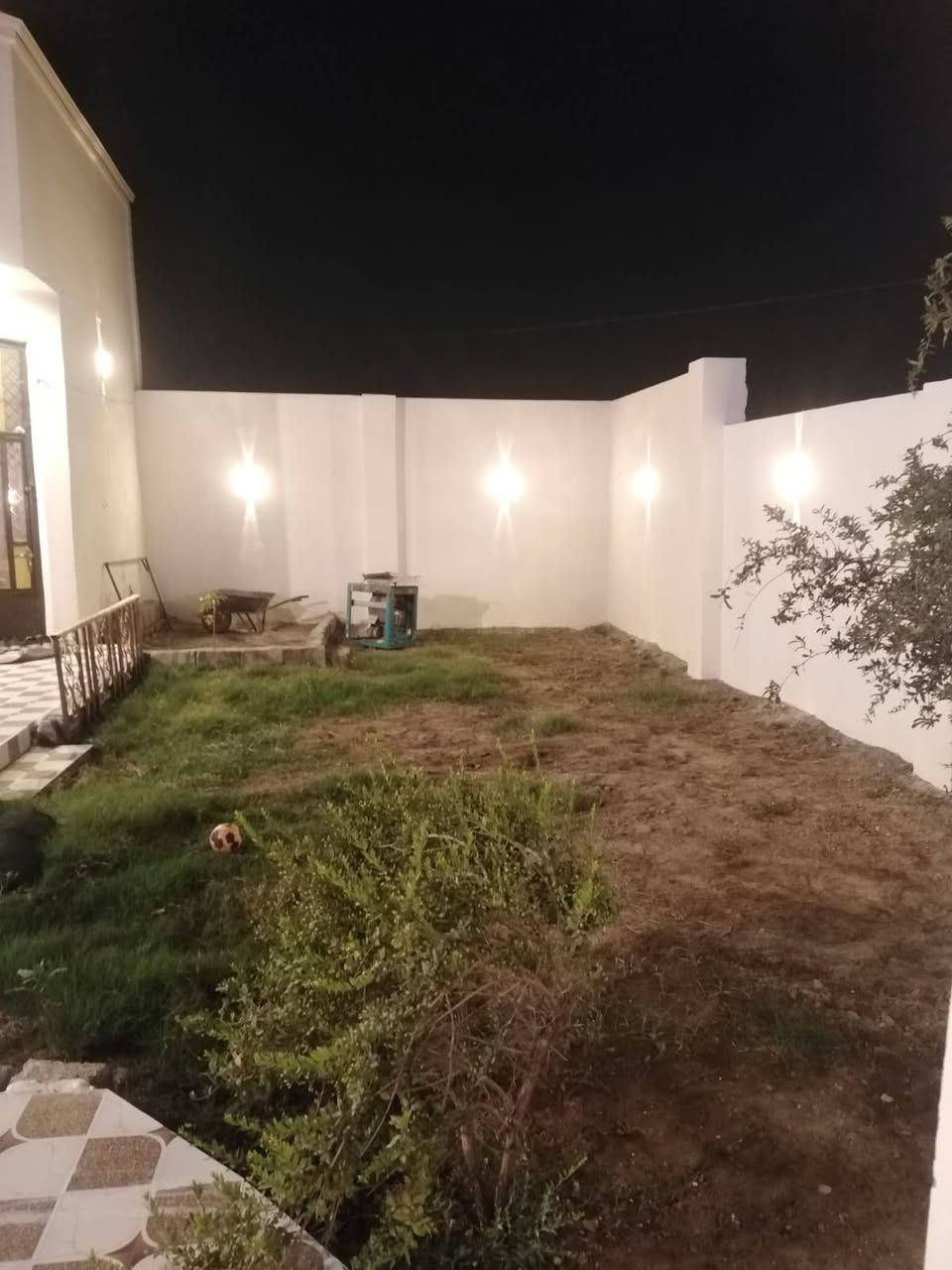 بسم الله الرحمن الرحيم
اللهم صل على محمد وال محمد 
بيت للبيع المساحة 300م
العنوان حي جبيل أو مايسمى حي الخضراء 
بالقرب من جامع العابد .ومدرسة فتوح العارفين 
الواجهة 20 نزال 15 .
عرض الشارع 9 نافذ علا شارع 40 .ونافذ علا شارع 20 بناء طابوق درجة اولى 
يتكون البيت صحيات عدد 2 .غرفة عدد 1 كبيره  استقبال كبير ديوانية كبيره حمام داخلي مجموعة صحيات غربي شرقي .مطبخ كبير .مناور .بناء حديث سيراميك فول داخل وخارج حديقة كبيره .كراج يوسع سيارات عدد2 .مخزن خارجي .نقص البيت محجر درج فقط .
نوع العقار ..طابو سند 25 
تحويل مظمون .
بيت جاهز للسكن .يحتوي 2 خطوط وطني .
منطقة متكامله .الاستفسار أكثر الاتصال علا الرقم يوجد واتساب للتواصل  الشراي يتواصل معي واعتذر من المراوس والنظام التقسيط 

*********** ابو علي .السعر تنافسي جدا 68 وبيه مجال قليل اللشراي
