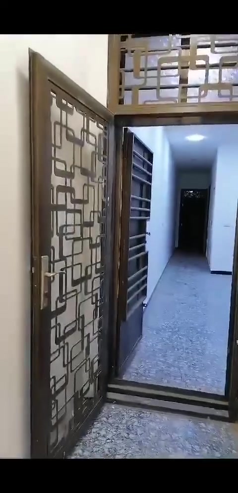 دار سكن للبيع في حي الجامعة المساحه 150م واجهة 5م نزال 30م يحتوي على 4 غرف نوم و4 حمامات 2 منها سويت داخل الغرف ومطبخ وكراج موقع الدار جيد خلف سوبر ماركت مترو للاستفسار الاتصال على ***********

