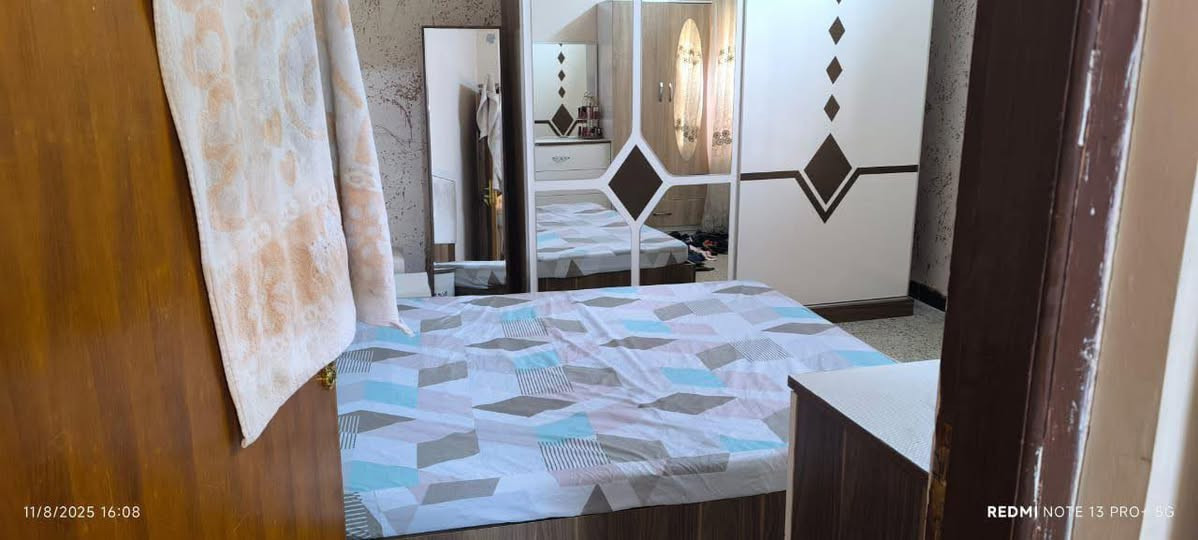 دار للبيع 100 متر طابق واحد درج داخلي في حي العسكري قرب مدرسة نازلي ( طابو ملك صرف )
السعر 70 مليون وبي مجال 
***********
